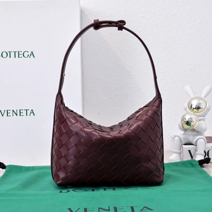 BV woven bag handle detail catalog photo