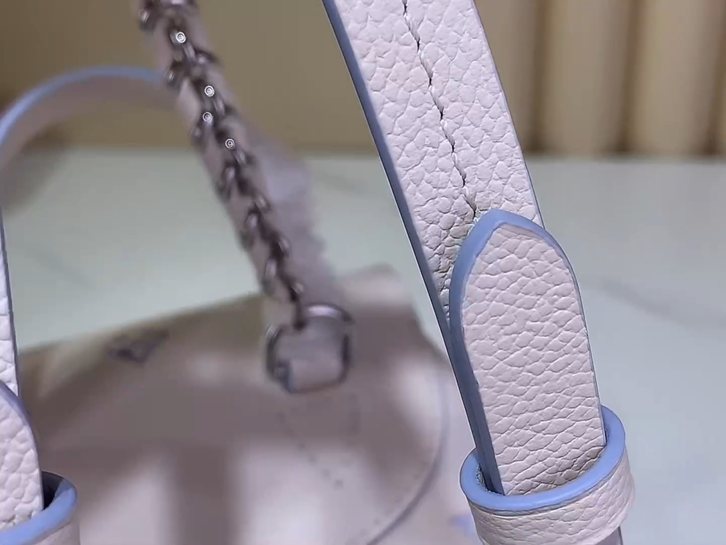 M2A375 White and purple gradient bag video thumbnail